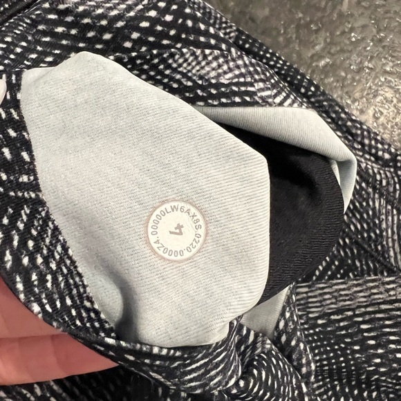 Lululemon Time to Sweat Crop *23” size 4 EUC - Picture 3 of 6